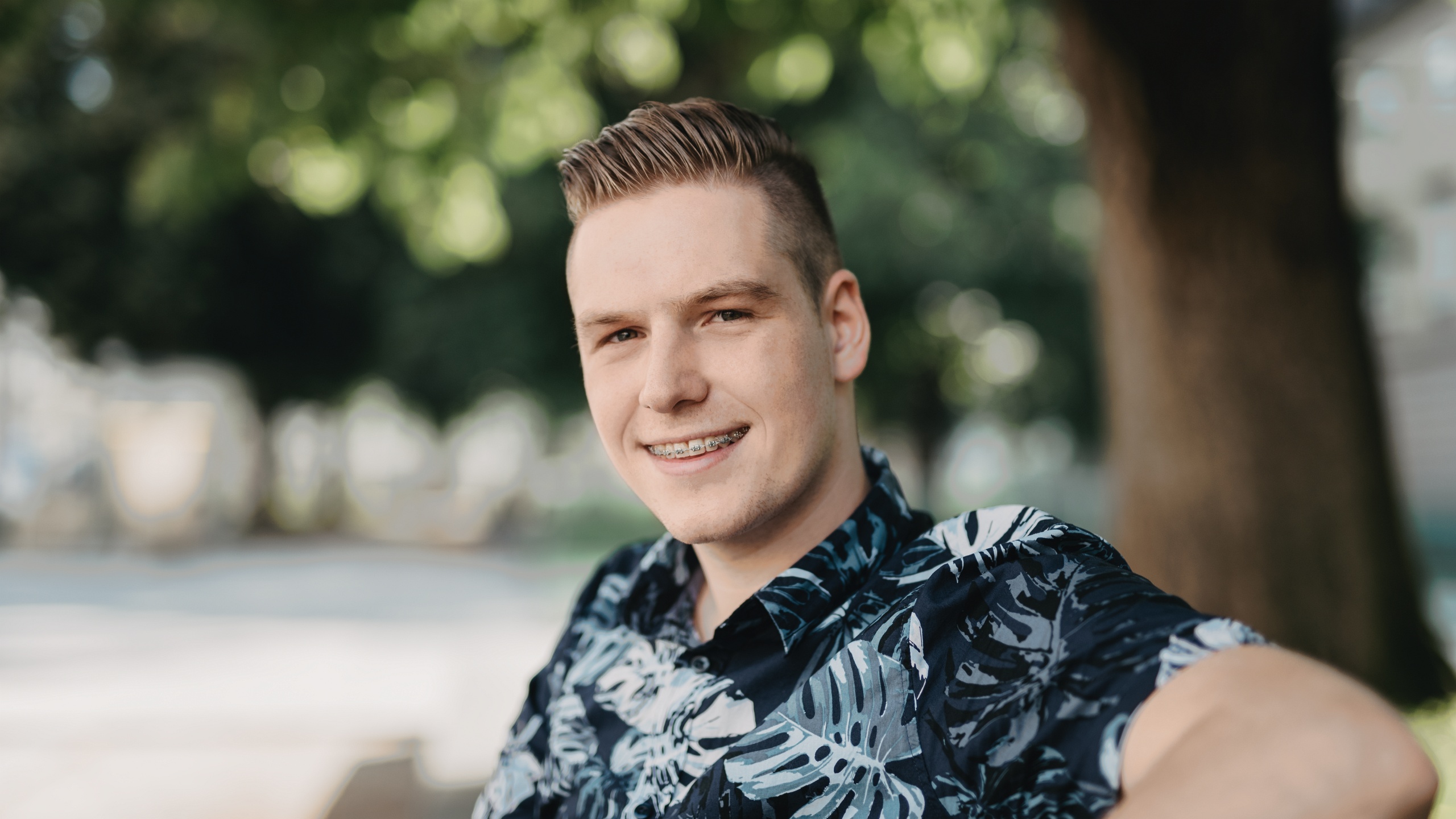 Fotograf Fabian Wimberger mit Kamera